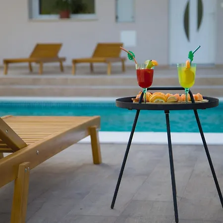 Village موستار